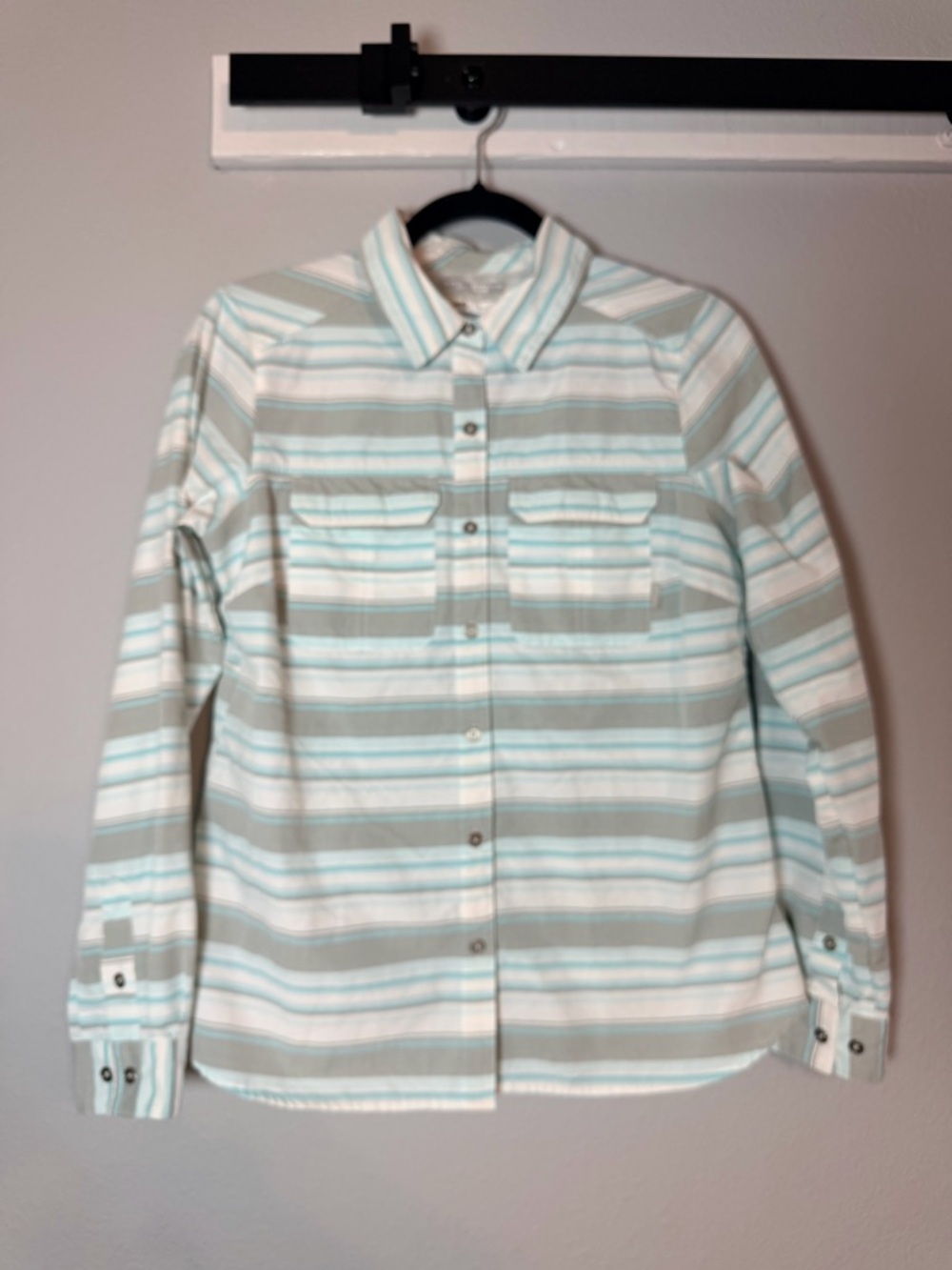 Columbia Women's Omnishade Long Sleeve Button Up Shirt Medium Gray Blue Stripes